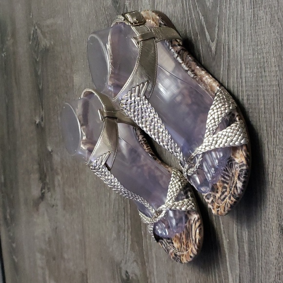 Enzo Angiolini Eatriton Thong Full Support Back Strap Gold Woven Sandals Sz 9.5 - Picture 1 of 10